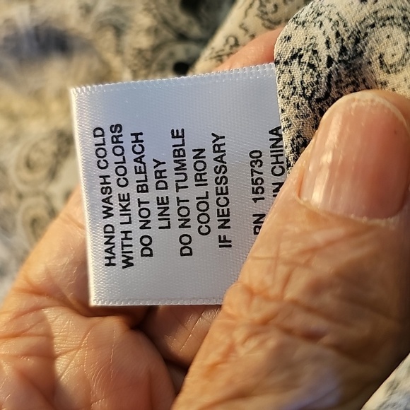 Rose & Olive Black And White Floral Print Women's Top. Size 3X. Covered Buttons. - Picture 8 of 9